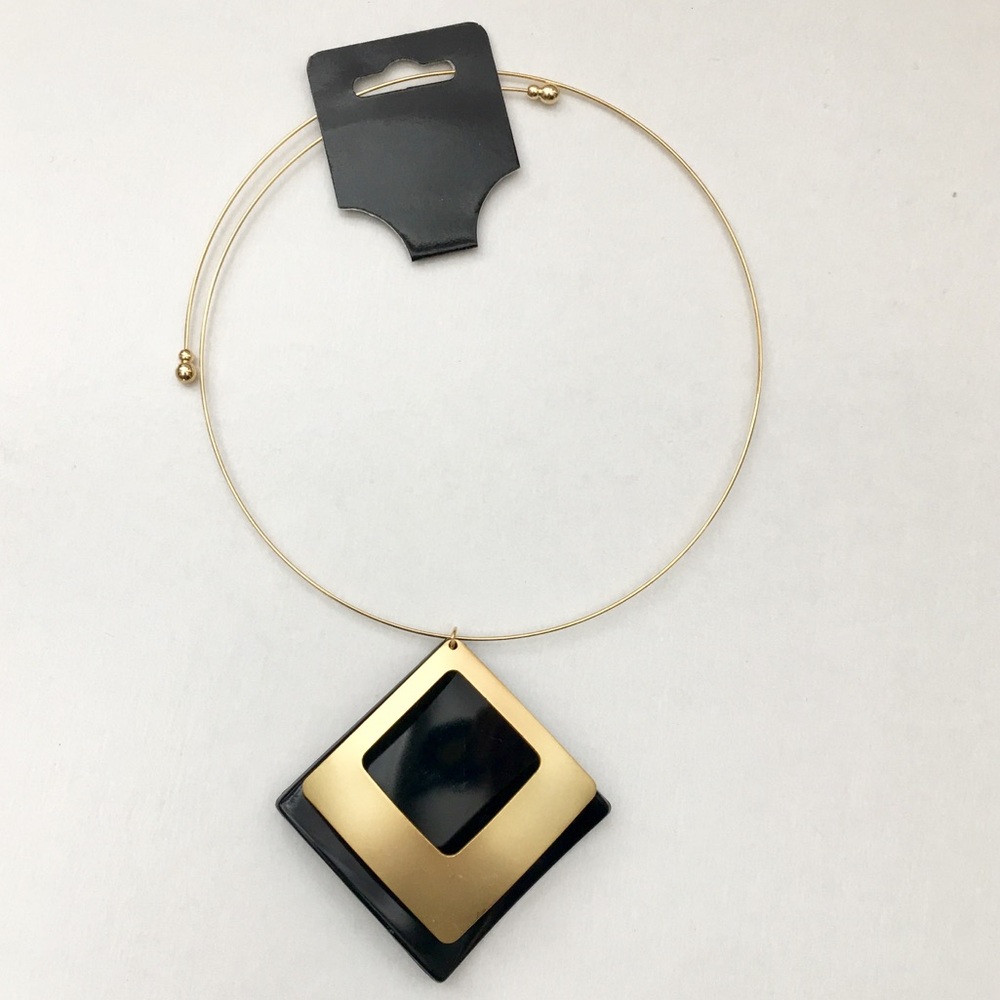NWT black gold colored pendant necklace!